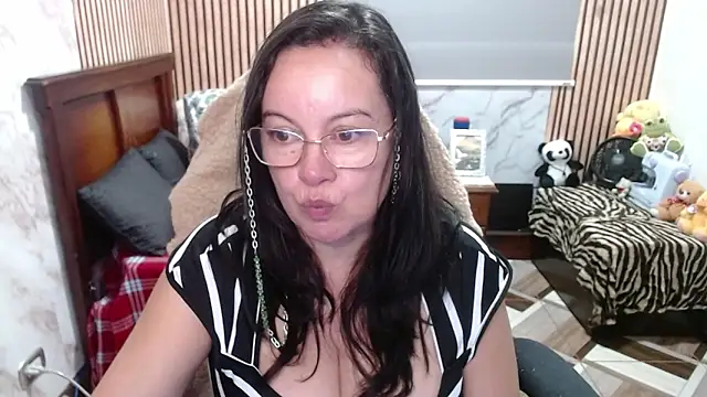 Sonialorens  online show from April 2026 04:23:01 PM