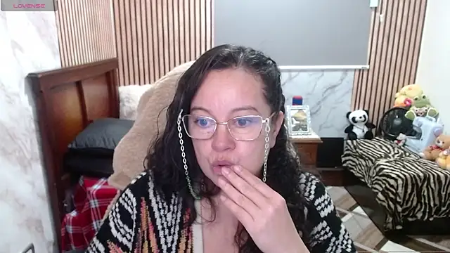 Sonialorens  online show from April 2026 08:09:02 PM