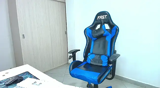 Snapshot of sophiax-x chatting on December 2024 03:53:02 PM sophiax-x online show from December 2024 03:53:02 PM