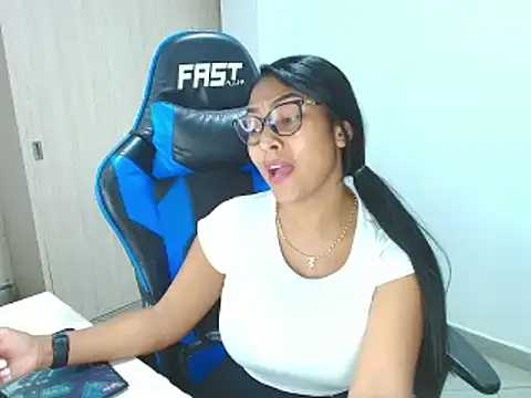 Snapshot of sophiax-x chatting on January 2025 12:01:01 AM sophiax-x online show from January 2025 12:01:01 AM