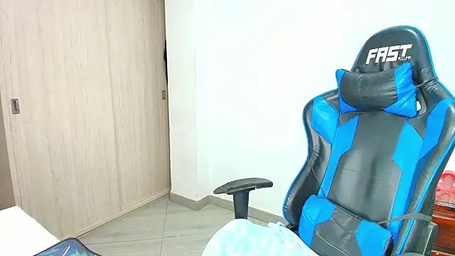 Snapshot of sophiax-x chatting on September 2025 11:00:02 AM sophiax-x online show from September 2025 11:00:02 AM