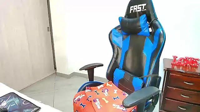 Snapshot of sophiax-x chatting on November 2025 11:14:02 PM sophiax-x online show from November 2025 11:14:02 PM