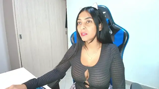 Snapshot of sophiax-x chatting on November 2025 04:33:02 AM sophiax-x online show from November 2025 04:33:02 AM