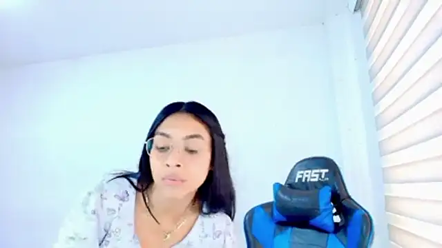 sophiax-x online show from April 2026 07:58:01 PM