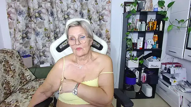 Snapshot of Selenna57 chatting on February 2025 09:41:02 PM Selenna57 online show from February 2025 09:41:02 PM