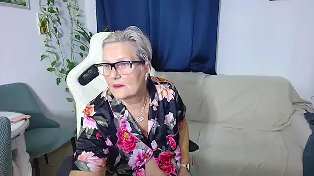 Snapshot of Selenna57 chatting on November 2025 06:20:01 PM Selenna57 online show from November 2025 06:20:01 PM