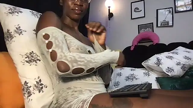 Snapshot of choco_petite chatting on March 2026 03:52:02 AM choco petite online show from March 2026 03:52:02 AM