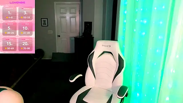 Snapshot of britteebee chatting on October 2025 08:42:01 AM britteebee online show from October 2025 08:42:01 AM