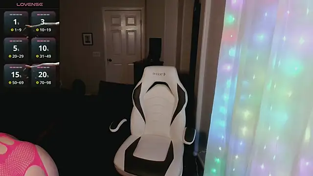 Snapshot of britteebee chatting on November 2025 09:09:02 AM britteebee online show from November 2025 09:09:02 AM