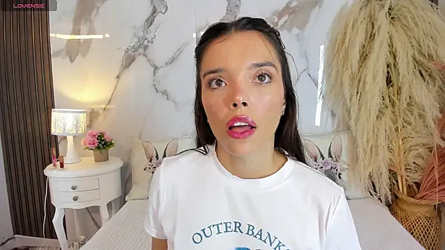 hannahill69 online show from April 2026 04:50:02 AM