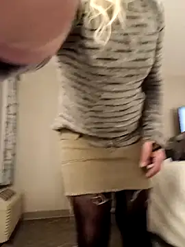 Snapshot of LittleblondeTS chatting on November 2025 11:27:02 PM LittleblondeTS online show from November 2025 11:27:02 PM