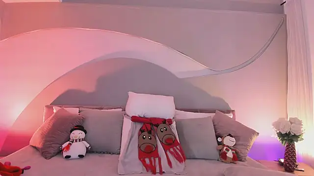 Nicolle W online show from December 2025 12:01:02 PM