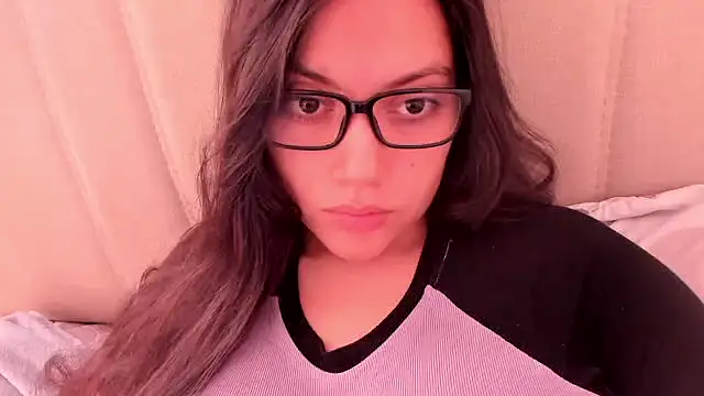 Snapshot of roniewester chatting on December 2025 02:12:02 PM roniewester online show from December 2025 02:12:02 PM