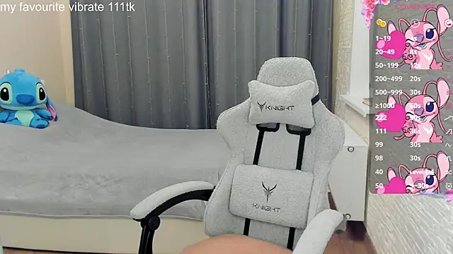 Hot Mia  online show from March 2025 04:01:01 PM