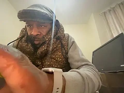 CuzzyB69 online show from March 2025 05:18:02 PM