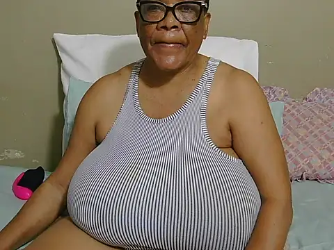 Snapshot of DairyQueen2 chatting on May 2026 10:06:02 PM DairyQueen2 online show from May 2026 10:06:02 PM