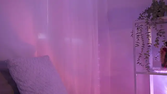 Snapshot of HannaMoom chatting on November 2025 10:44:02 PM HannaMoom online show from November 2025 10:44:02 PM