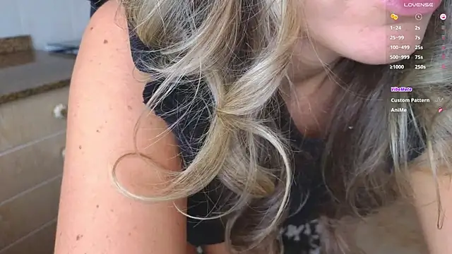 Snapshot of Lunamix chatting on January 2025 12:16:02 PM Lunamix online show from January 2025 12:16:02 PM