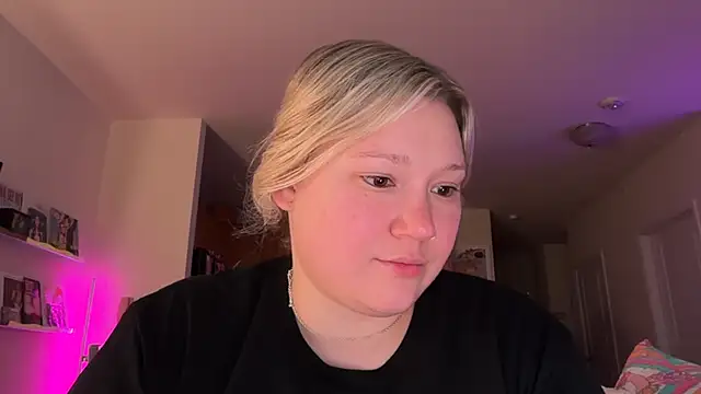 PiggyRose online show from August 2026 12:25:01 AM