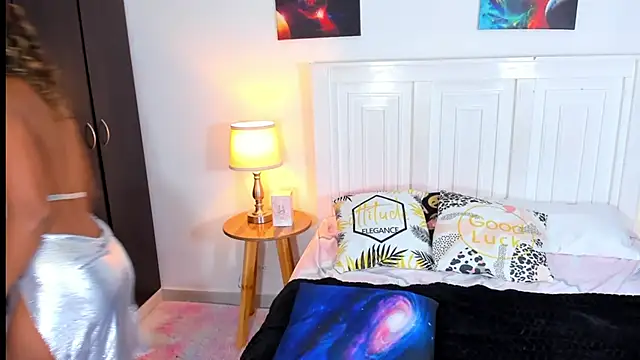 SarahCinnamon- online show from January 2025 08:01:01 PM