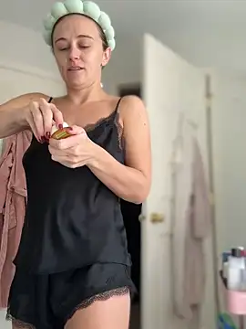 lunagirl13 online show from October 2025 07:36:02 PM