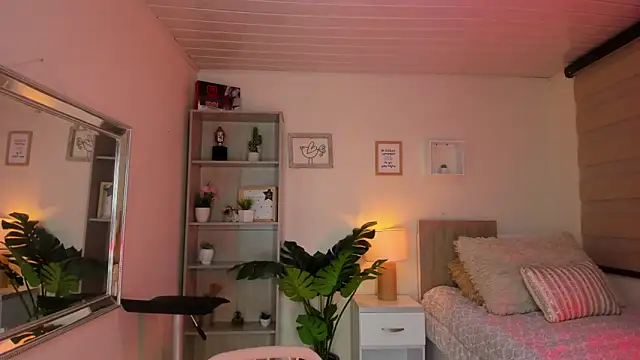 Snapshot of little_antonela chatting on December 2024 02:54:01 PM little antonela online show from December 2024 02:54:01 PM