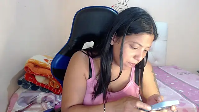 Leylafourniert online show from December 2025 07:00:01 PM