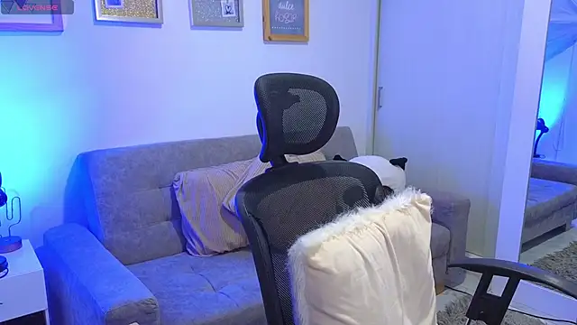 annylouis online show from November 2025 07:13:01 PM