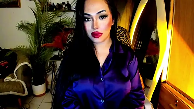 Snapshot of BigDominaMia chatting on June 2026 09:35:01 PM BigDominaMia online show from June 2026 09:35:01 PM