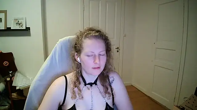 Girlnina-1995 online show from March 2026 06:34:02 PM