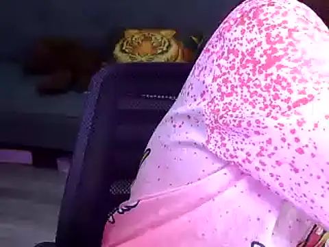 Snapshot of Bee_2k chatting on November 2025 04:44:01 AM Bee 2k online show from November 2025 04:44:01 AM