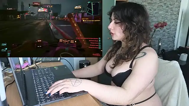 Snapshot of Moxxxie chatting on October 2025 04:20:02 PM Moxxxie online show from October 2025 04:20:02 PM