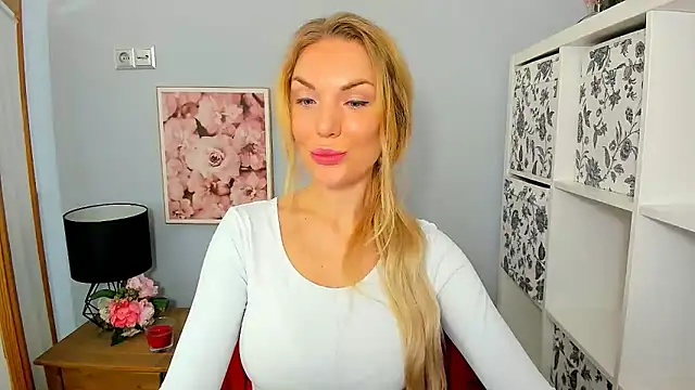 Snapshot of AulloraHoney chatting on December 2024 09:22:01 AM AulloraHoney online show from December 2024 09:22:01 AM