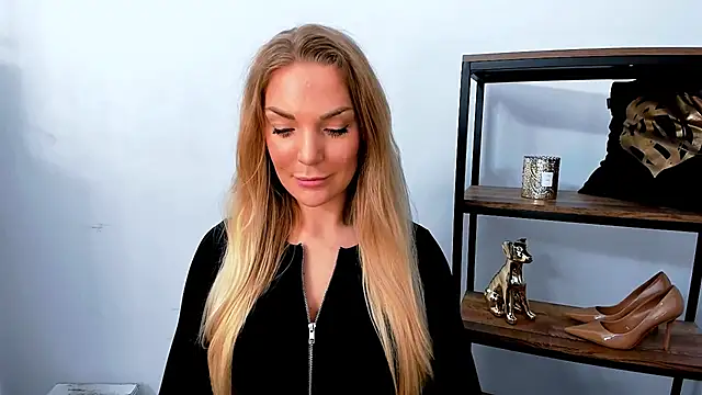 Snapshot of AulloraHoney chatting on April 2026 05:19:08 AM AulloraHoney online show from April 2026 05:19:08 AM