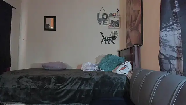 annyluna1 online show from April 2026 06:19:01 PM