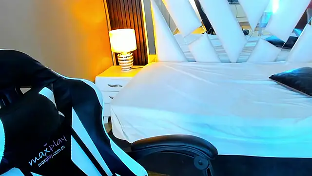 Linda4Petite online show from November 2025 06:08:01 PM