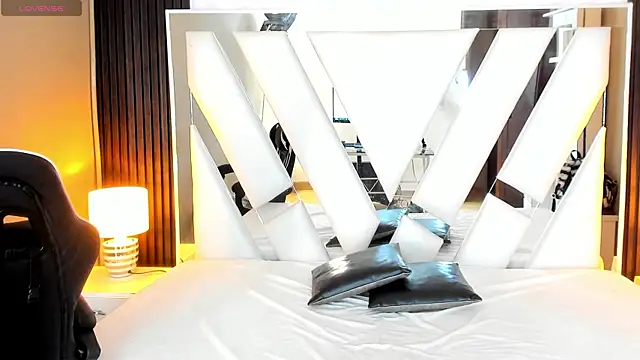 Linda4Petite online show from November 2025 06:08:01 PM