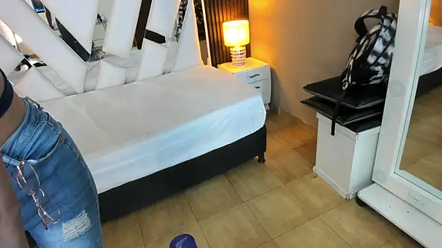 Linda4Petite online show from December 2025 06:01:02 PM