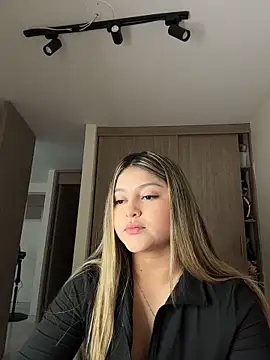 lunablossom  online show from February 2026 10:28:01 PM