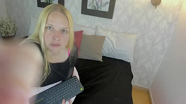 EmilySumer online show from October 2025 12:00:01 AM