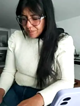 aisha latina online show from March 2026 02:50:01 PM