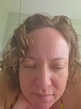 Snapshot of julimonroe chatting on July 2026 04:42:02 PM julimonroe online show from July 2026 04:42:02 PM