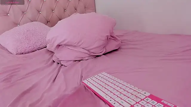 Snapshot of sofiaa_snoww chatting on March 2025 09:43:02 PM sofiaa snoww online show from March 2025 09:43:02 PM