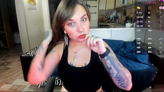 StacyTigerr online show from December 2025 01:20:01 PM