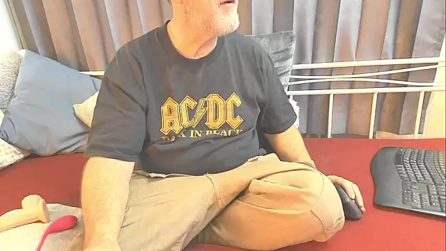 Snapshot of openminddaddy chatting on February 2025 04:03:01 AM openminddaddy online show from February 2025 04:03:01 AM