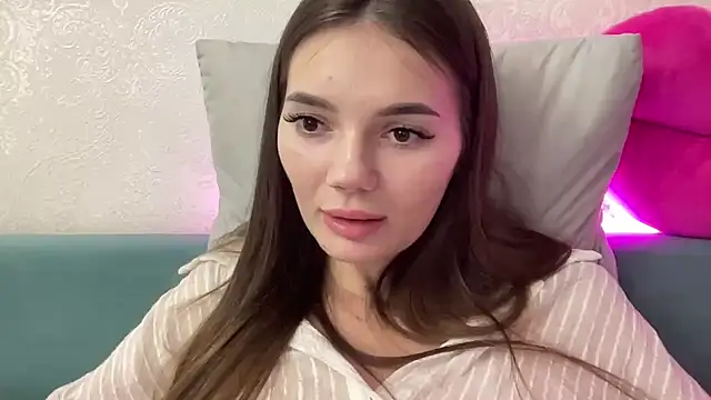 Snapshot of Miracle_angel_ chatting on December 2024 06:57:02 PM Miracle angel online show from December 2024 06:57:02 PM