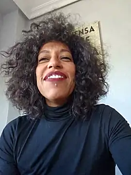 Snapshot of Goldenlace chatting on October 2025 12:30:01 PM Goldenlace online show from October 2025 12:30:01 PM