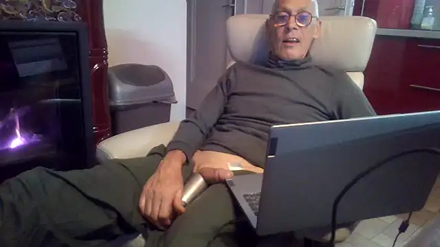 Snapshot of pierre5004 chatting on March 2026 06:33:01 PM pierre5004 online show from March 2026 06:33:01 PM