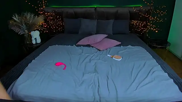 Kamilla Hot online show from November 2025 06:34:01 AM