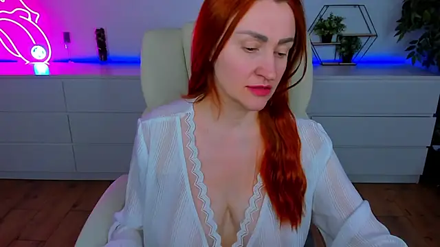 Kamilla Hot online show from November 2025 06:52:01 PM